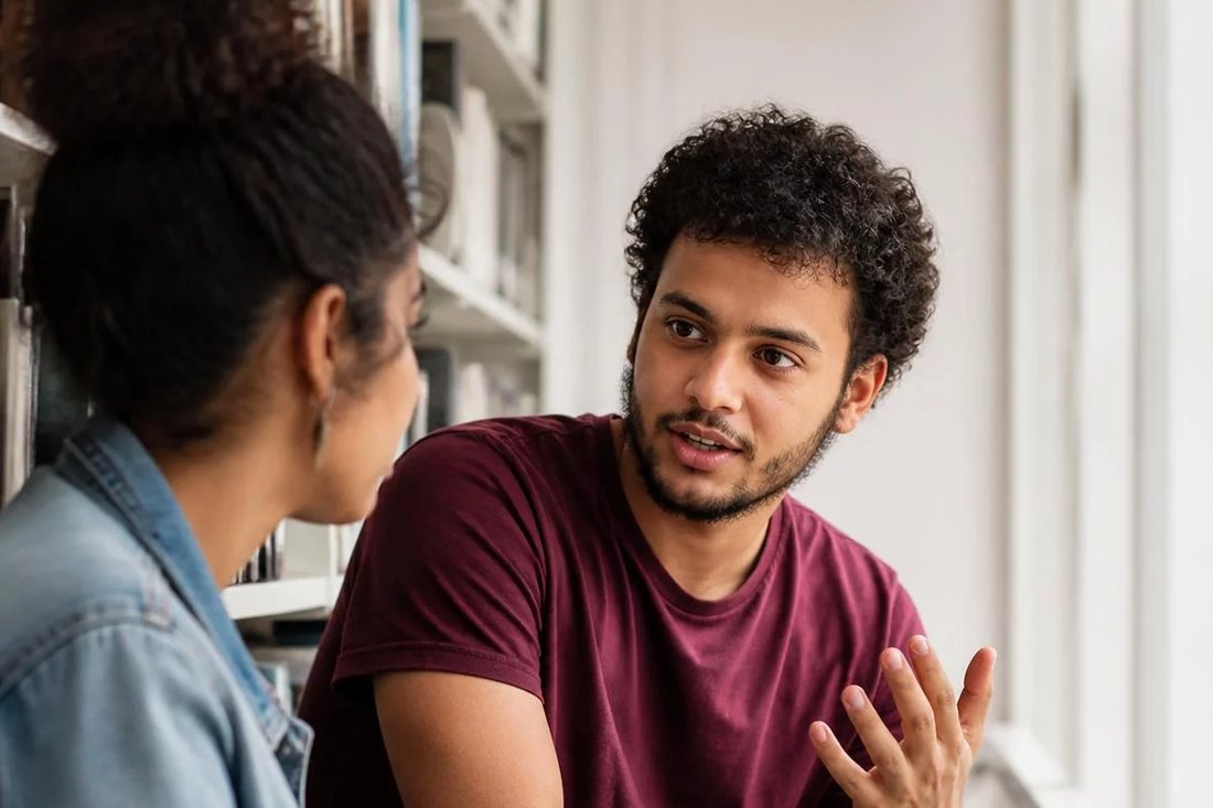 Roda de conversa com folhas de anotação espalhadas pelo tampo da mesa