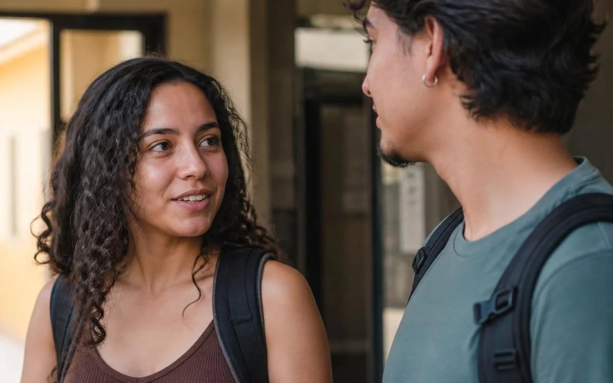 Pequeno grupo com folhas impressas na mão, sentado em volta da mesa de reunião